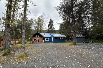 Image de A true Alaskan home, short drive from town, relaxing and cozy in the forest.