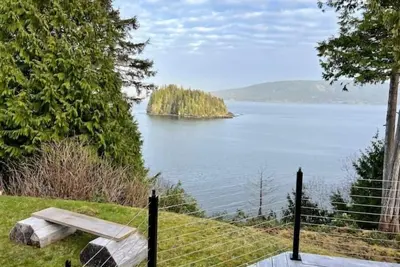 Image de Serene Ocean View Home - steps from the beach and museum!