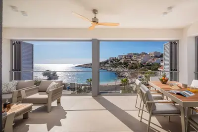 Image de Villa Oro en bord de mer - sur la plage, avec piscine privée Magna