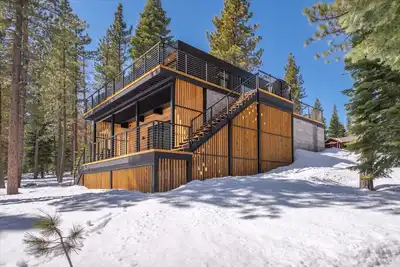 Image de Modern Eco Retreat w/ Hot Tub & Views