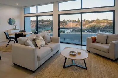 Image de Cove Landing Marina Apartment 02 The Ss James Comrie Sleeps 4