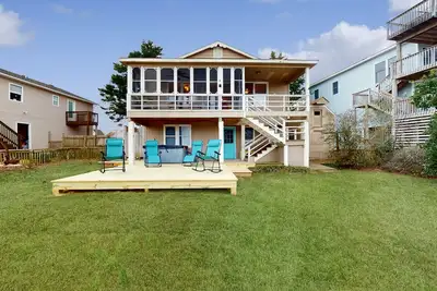 Image de Charming retreat with waterfront views, beach access, pool, & private hot tub