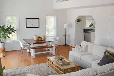 Image de Bright and spacious centrally located Outer Banks beach house.