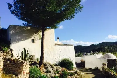 Image de \"Timeless Ibiza Haven: Designer Countryside Escape by the sea “\n