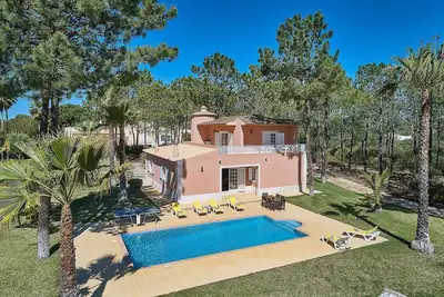 Image de Country Villa, Spacious, Beautifully Crafted Interiors, Large Private Grounds, Pool & Tennis Court!
