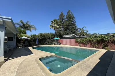 Image de Family Sized home w/Pool, Pool table, ping pong & darts in a central location!