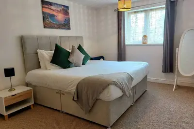 Image de 2 bed, 2 bath Stylish Bungalow in Symonds Yat for Long Stays Sleeps 5