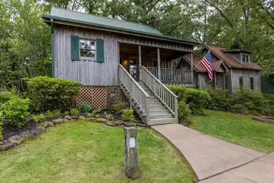 Image de Searcy Cabin on the Knoll