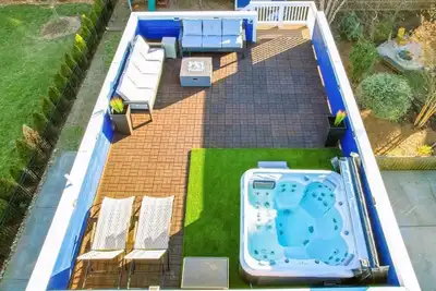 Image de Rooftop Patio Oasis - 5 minutes outside Uptown