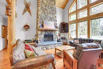 Peaceful Rhododendron Cabin w/ Fire Pit & Hot Tub!