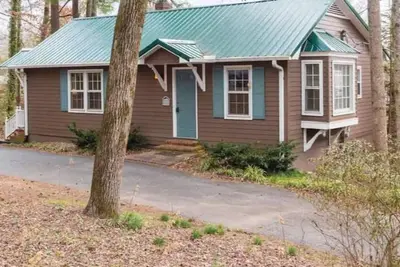 Charming Saluda on My Mind – 2min Walk to Downtown