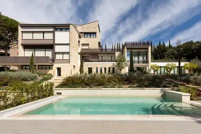 Image de Cozy apartment equipped with all comforts to accommodate up to 6 people, with two bedrooms and two bathrooms. The accommodation is located in a modern condominium complex with a shared swimming pool and enjoys a pleasant view of the shared garden. Semi-c