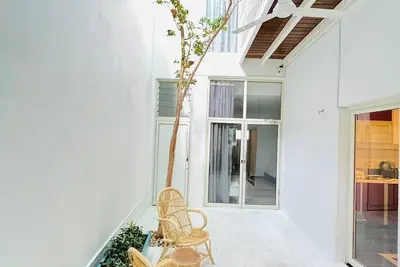 Image de Nicely designed, serene and close to popular eateries and places of interest.