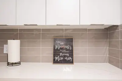 Image de Central location walking distance to Uptown attractions! Perfect for families!