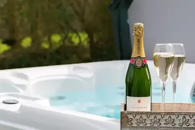 Image de Gamdda Fawr - a hot tub that sleeps 8 guests in 4 bedrooms