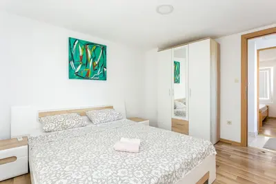 Image de Appartement de deux chambres prés de la plage Mastrinka, Ciovo (A-22956-a)