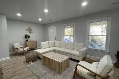 Image de Newly Renovated Home On Lakeview!