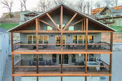 Image de 4-Suite Lodge Private Hot Tub & Game Room Near Sdc