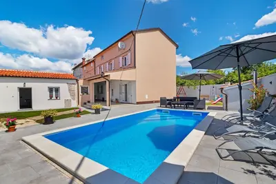 Image de Maison à Smoljanci avec Piscine Privée