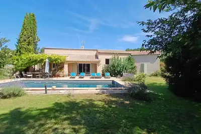 Image de Villa avec piscine aux portes du Luberon. Grand jardin, beaux espaces.