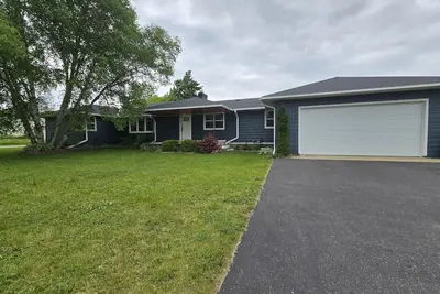 Image de Fully updated home with beautiful kitchen, games, large yard & deck, smart TVs