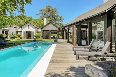 Image de Spacious, unique, private 5 bedroom house.