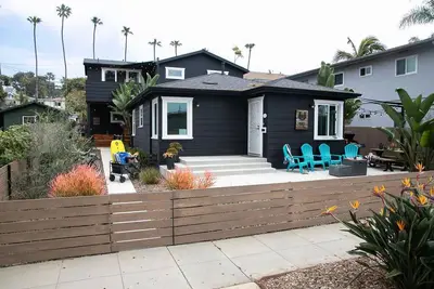 Image de Industrial-Inspired 2-Story California Beach House