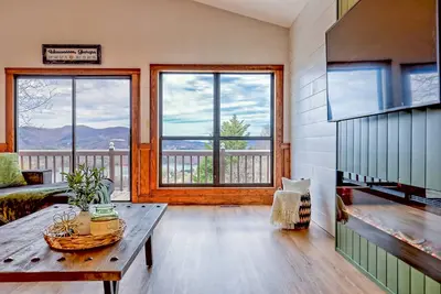 Image de Whiskey Mountain Oasis by Chatuge Home Concierge | Extraordinary Lake & Mountain Views · Game Room · Firepit