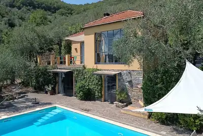 Image de Romantisches Landhaus mit Panoramapool Inmitten Unberührter Natur