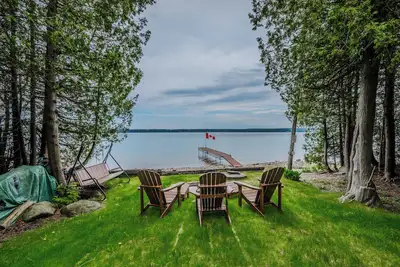 Image de Serene Waterfront Retreat at Tgif Cottage in Colpoy's Bay