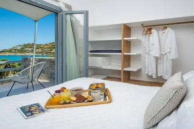Bh784 - C - Suite Syros