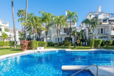 Image de Refuge Méditerranéen Luxueux à Puerto Banús: Terrasse, Piscine et Proximité Commodités