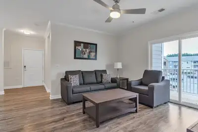 Image de Modern Oasis I Free Parking I Pool I Hawks