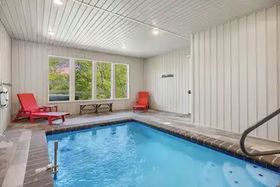 Image de Luxury Cabin with Indoor Pool, Hot Tub, Views, Games, Fire Pit, Covered Decks!