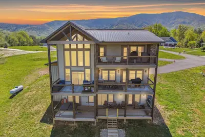 Image de Luxury 4 Br Cabin overlooking valley w/ Hot Tub, Game Room, Outdoor Fireplace