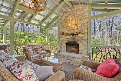 Image de Laughing Bear Lodge | Covered Deck with Woodburning Fireplace and Hot Tub!