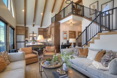 Image de Brand New Construction | Luxury Private Home | Views of Bristol Head