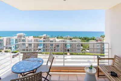 Image de Serene Oasis - ocean view retreat for the whole family. 5 min from the beach!