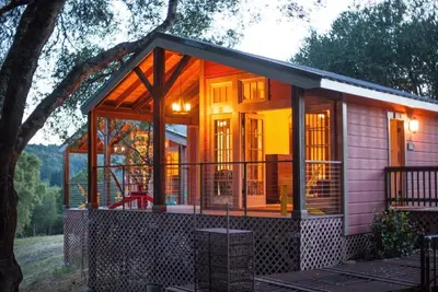 Image de Tree House, With Indoor/Outdoor Shower, Private Deck, Pool & Infiinity Hot Tub