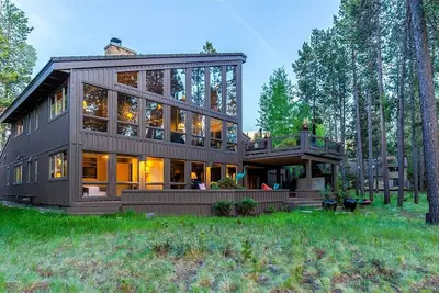 Image de Modern Riverfront Lodge with Access to The Cove