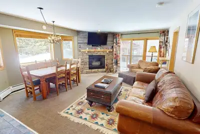 Image de On River Trail! Walk to Dining, Shops, Events. End Unit, Deck. 2 Hot Tubs