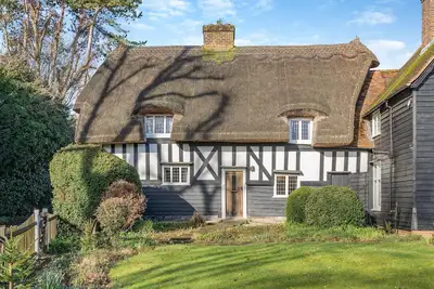 Image de Beautiful thatched cottage with a wealth of beams and character with lovely garden.