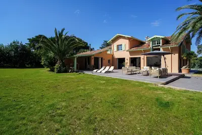Image de Villa La Conciergerie à Biarritz, avec Fronton pour Pelote Basque, Boulodrome