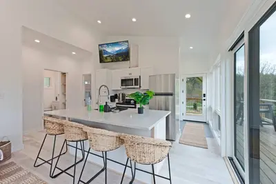 Image de Elevated Escape: Cabin in Marshall. Seasonal Mountain Views. <1 mile to downtown