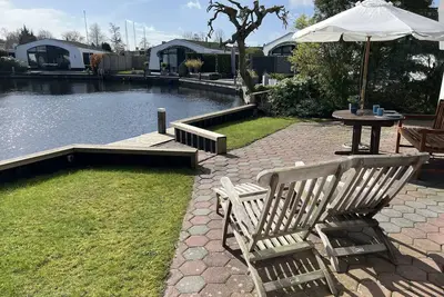 Image de Bungalow aan het Water met Aanlegsteiger. Huisdier Vriendelijk