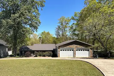 Image de Waterfront lake house near Clemson with basement game room and screen porch