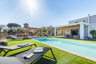 Image de Pinarello, jolie villa avec piscine chauffée, plage à pied