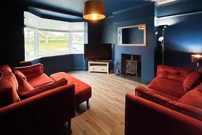 Image de We love the large open plan living area with garden access to the rear of this property.