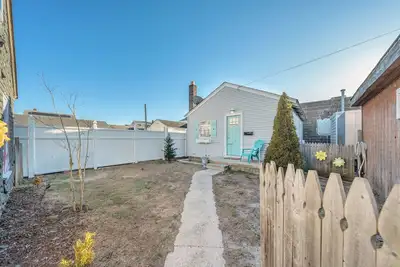 Image de Walk to the beach or Sunset Lake with a front yard and Pet-Friendly!