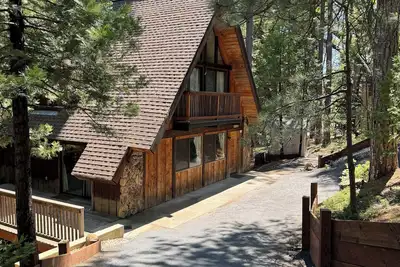 Image de Remodeled A-Frame cabin in a beautiful mountain setting.